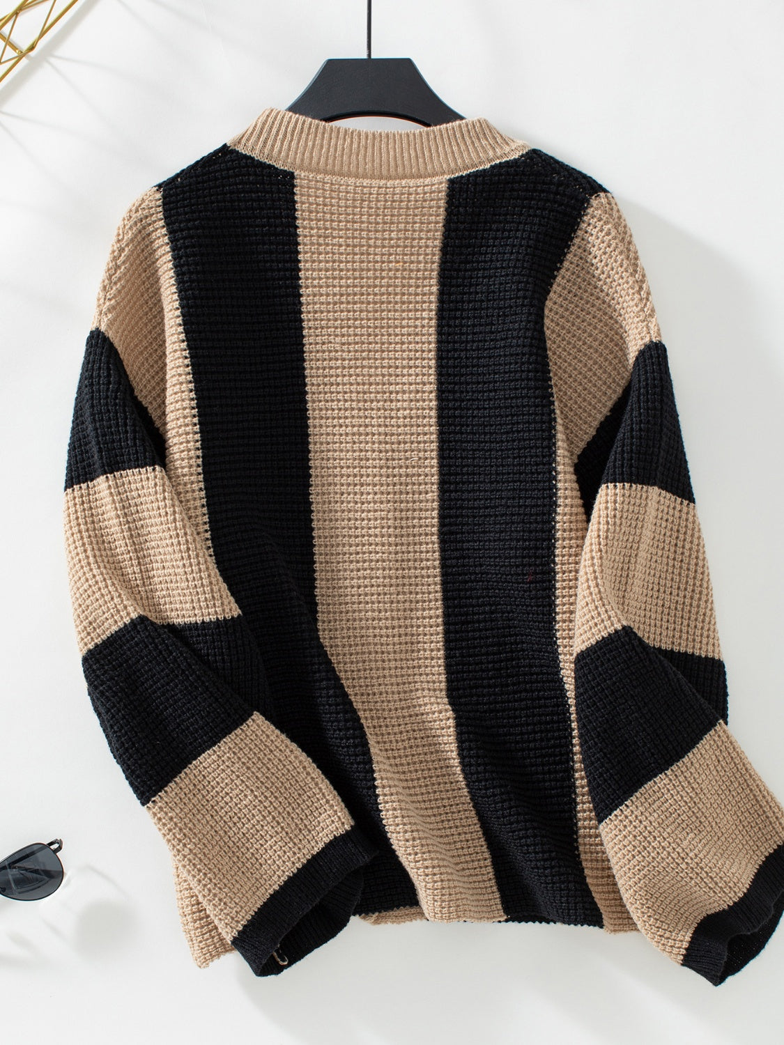 Gestreifte Strickjacke mit Waffelstrick und V-Ausschnitt sowie langen Ärmeln