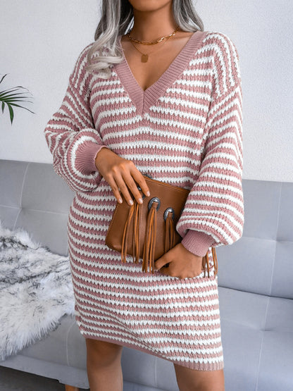 Gestreiftes Mini-Strickkleid mit V-Ausschnitt und langen Ärmeln