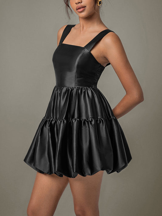 Minikleid mit gerüschtem, quadratischem Ausschnitt und breiten Trägern