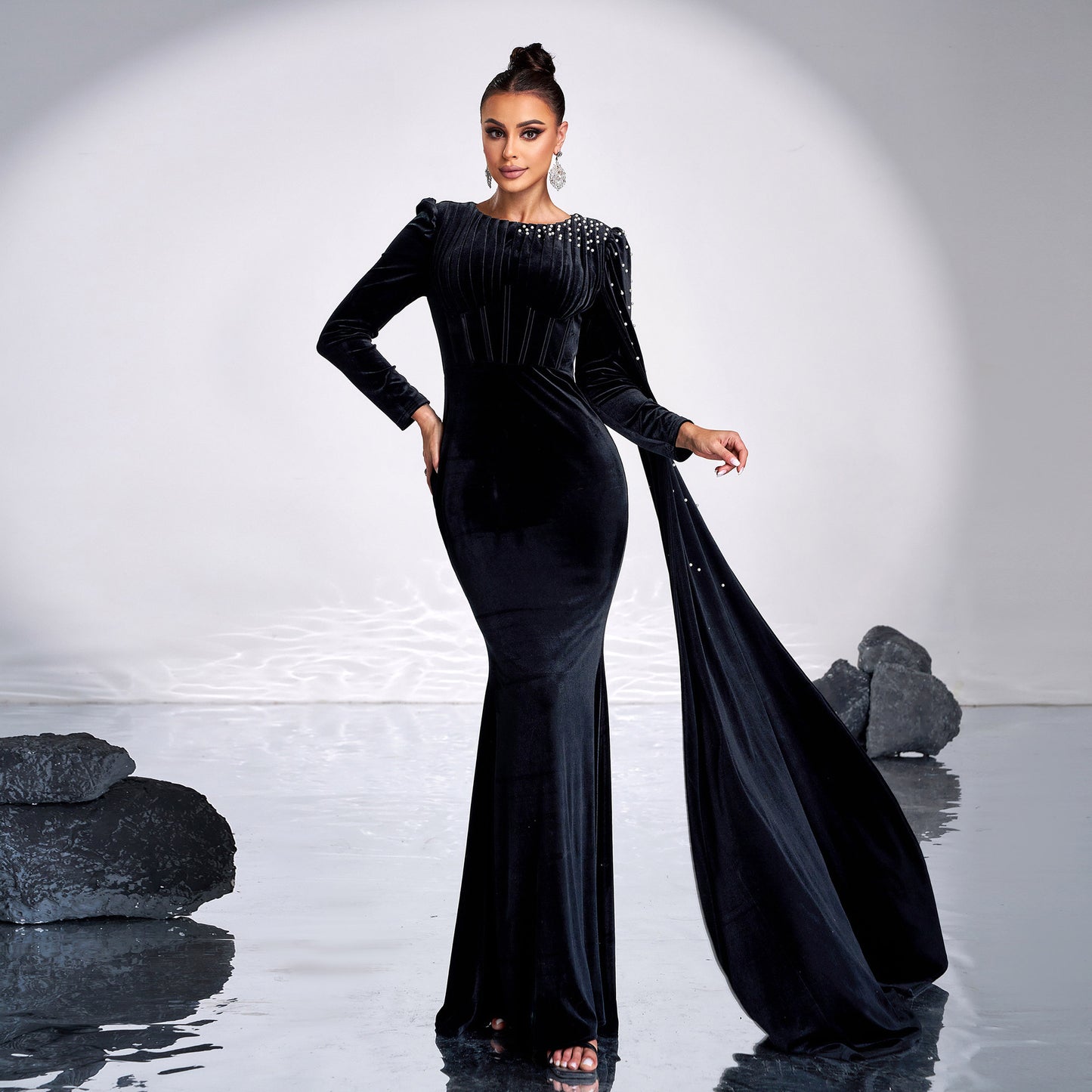 Samt-Abendkleid mit Rundhalsausschnitt und langen Ärmeln und Strass