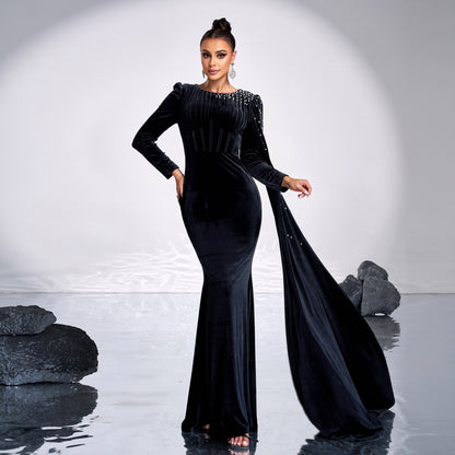 Samt-Abendkleid mit Rundhalsausschnitt und langen Ärmeln und Strass