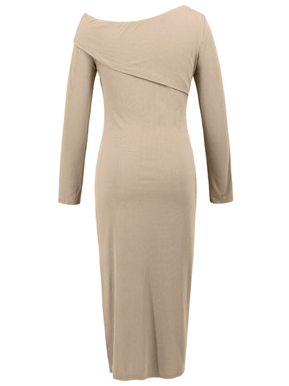 Kleid mit Schlitz und einer Schulter und langen Ärmeln