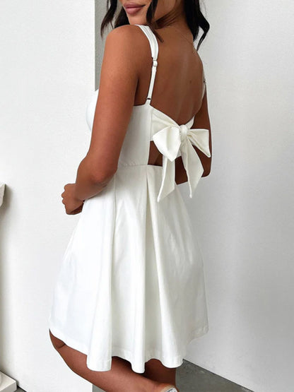 Devine Minikleid mit eckigem Ausschnitt und Schleife hinten