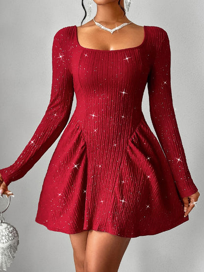 Rückenfreies, glitzerndes, langärmliges Minikleid mit quadratischem Ausschnitt