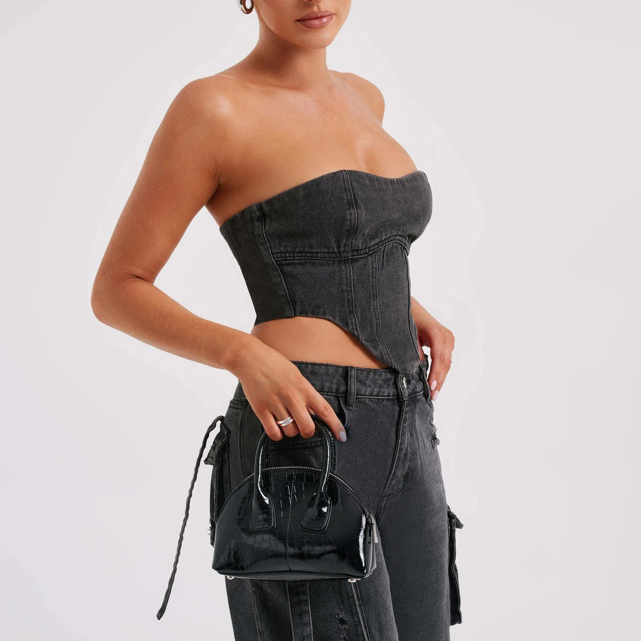 Jeanshose mit niedrigem Bund und Taschennähten