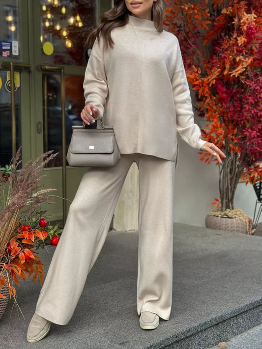 Set aus Oberteil mit geschlitztem Stehkragen und Hose und Pullover