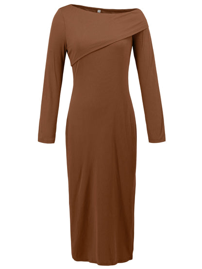 Kleid mit Schlitz und einer Schulter und langen Ärmeln