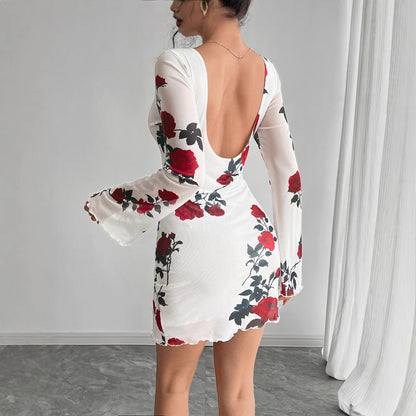 Rückenfreies, hauchdünnes Minikleid mit Glockenärmeln