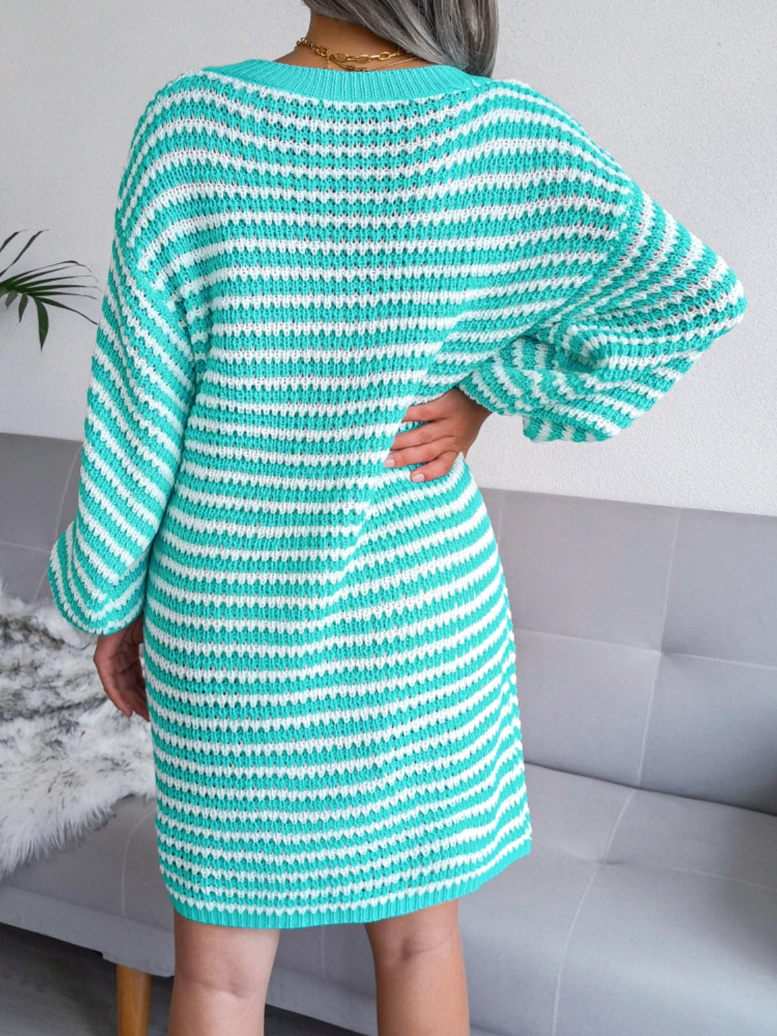 Gestreiftes Mini-Strickkleid mit V-Ausschnitt und langen Ärmeln