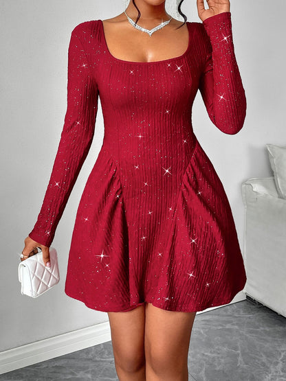 Rückenfreies, glitzerndes, langärmliges Minikleid mit quadratischem Ausschnitt