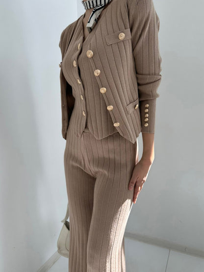 Dreiteiliges Pullover-Set aus Tanktop mit V-Ausschnitt, Strickjacke und Hose