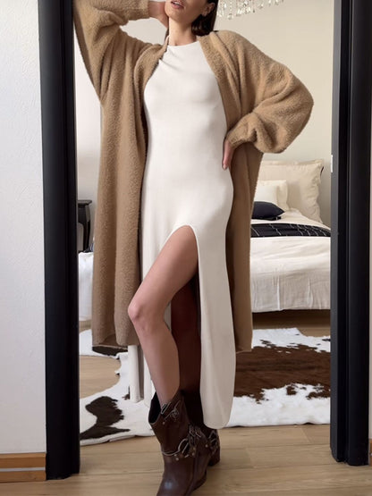 Kleid mit seitlichem Schlitz und Rundhalsausschnitt und langen Ärmeln