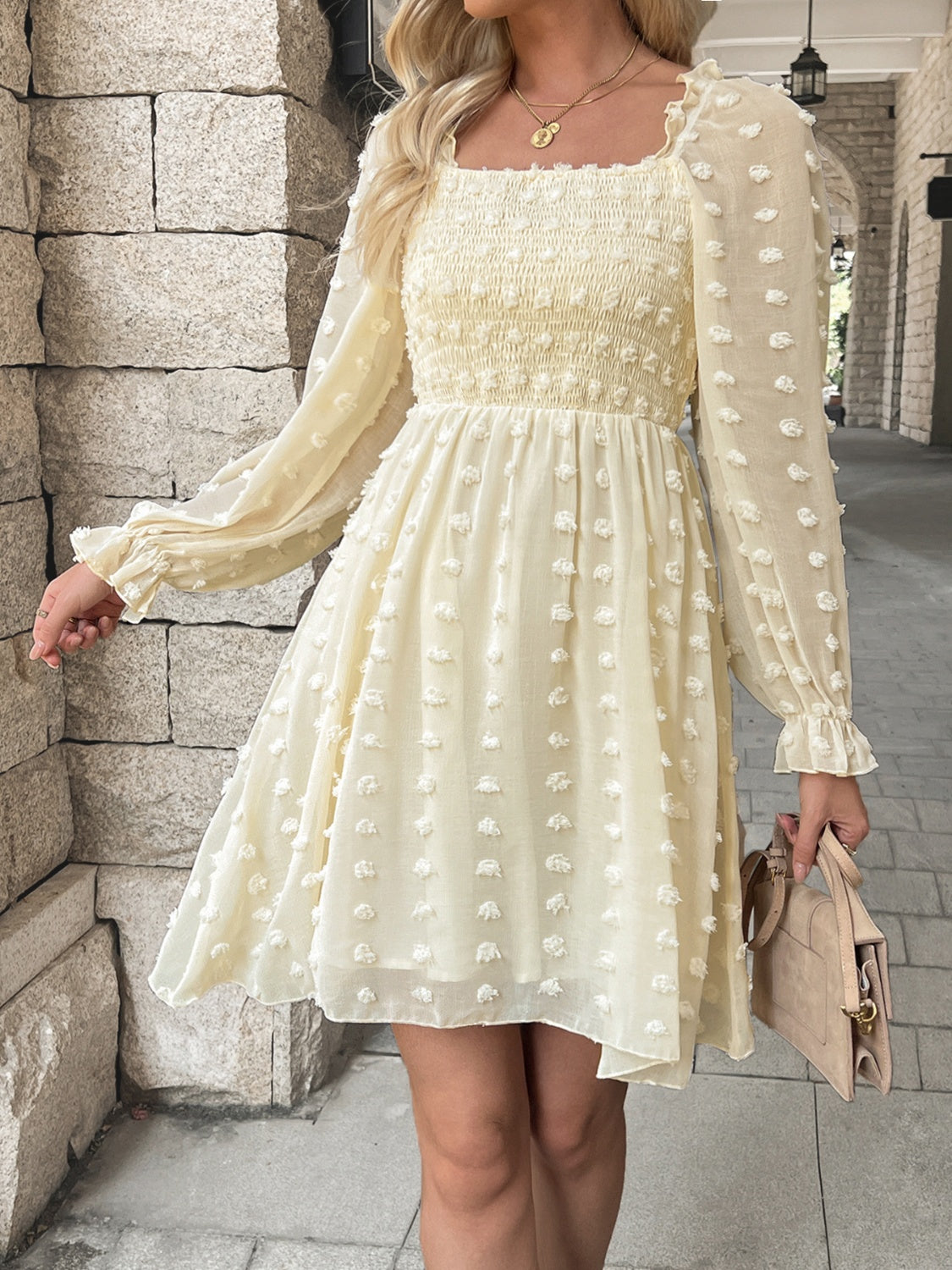 Kleid mit gesmokten Volantärmeln und Schweizer Punkten