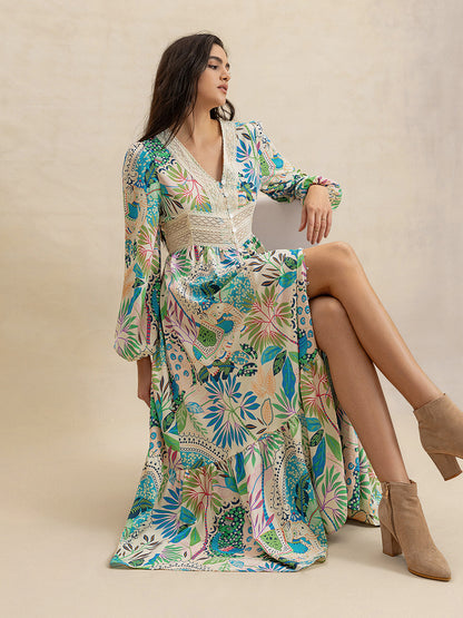 Bedrucktes Langarm-Midikleid mit Schlitz und V-Ausschnitt