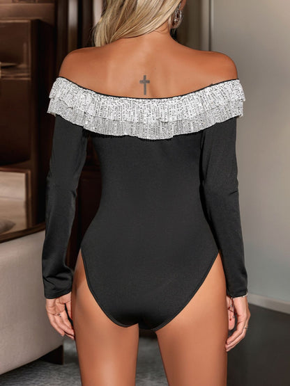 Perfee – Schulterfreier, langärmliger Body mit Pailletten und Rüschen