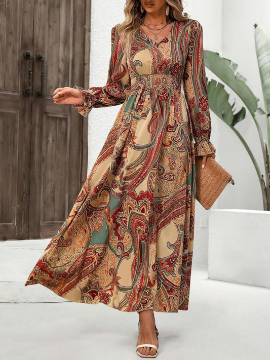 Gesmoktes, bedrucktes Kleid mit V-Ausschnitt und Volantärmeln