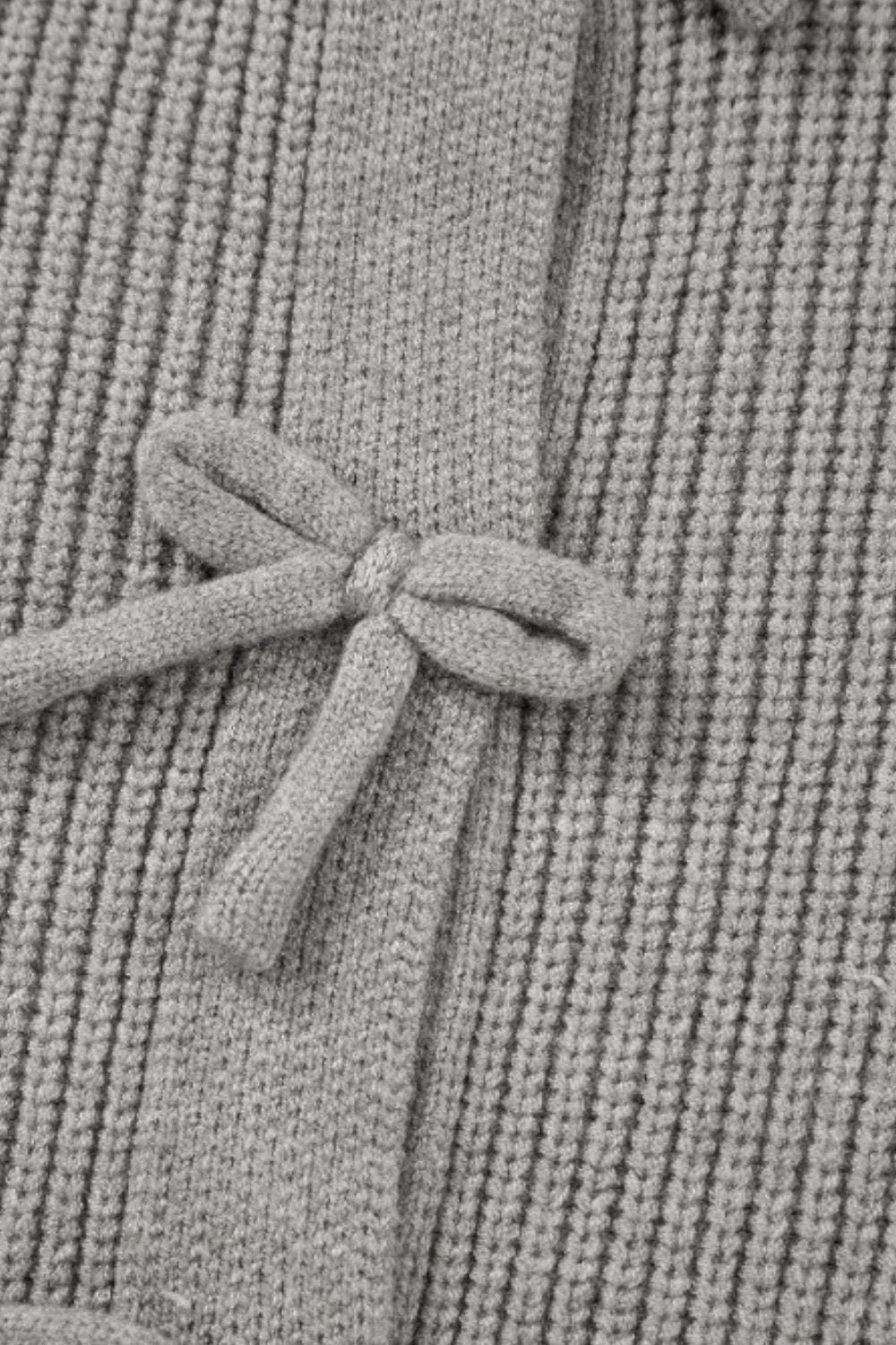 Strickjacke mit Rundhalsausschnitt und langen Ärmeln und Schleife