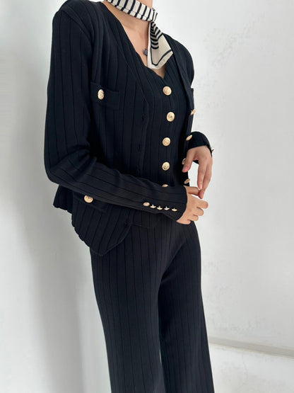 Dreiteiliges Pullover-Set aus Tanktop mit V-Ausschnitt, Strickjacke und Hose