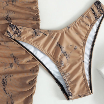 Dreiteiliger Bikini mit geteiltem Schnitt