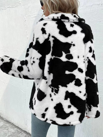 Flauschige Jacke mit Kragen und Knopfleiste im Kuh-Print