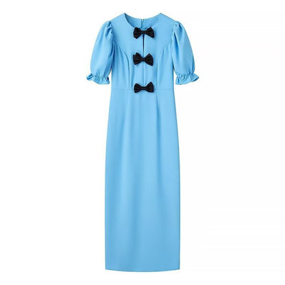 Einfarbiges Kleid mit Puffärmeln und Schleife