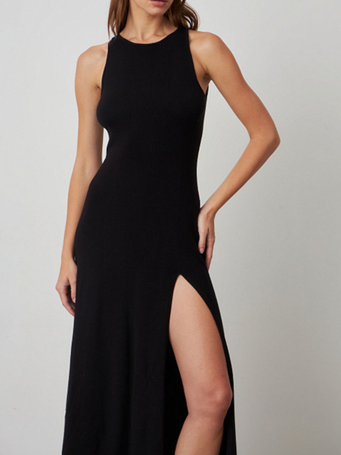 Ärmelloses Kleid mit seitlichem Schlitz und Rundhalsausschnitt