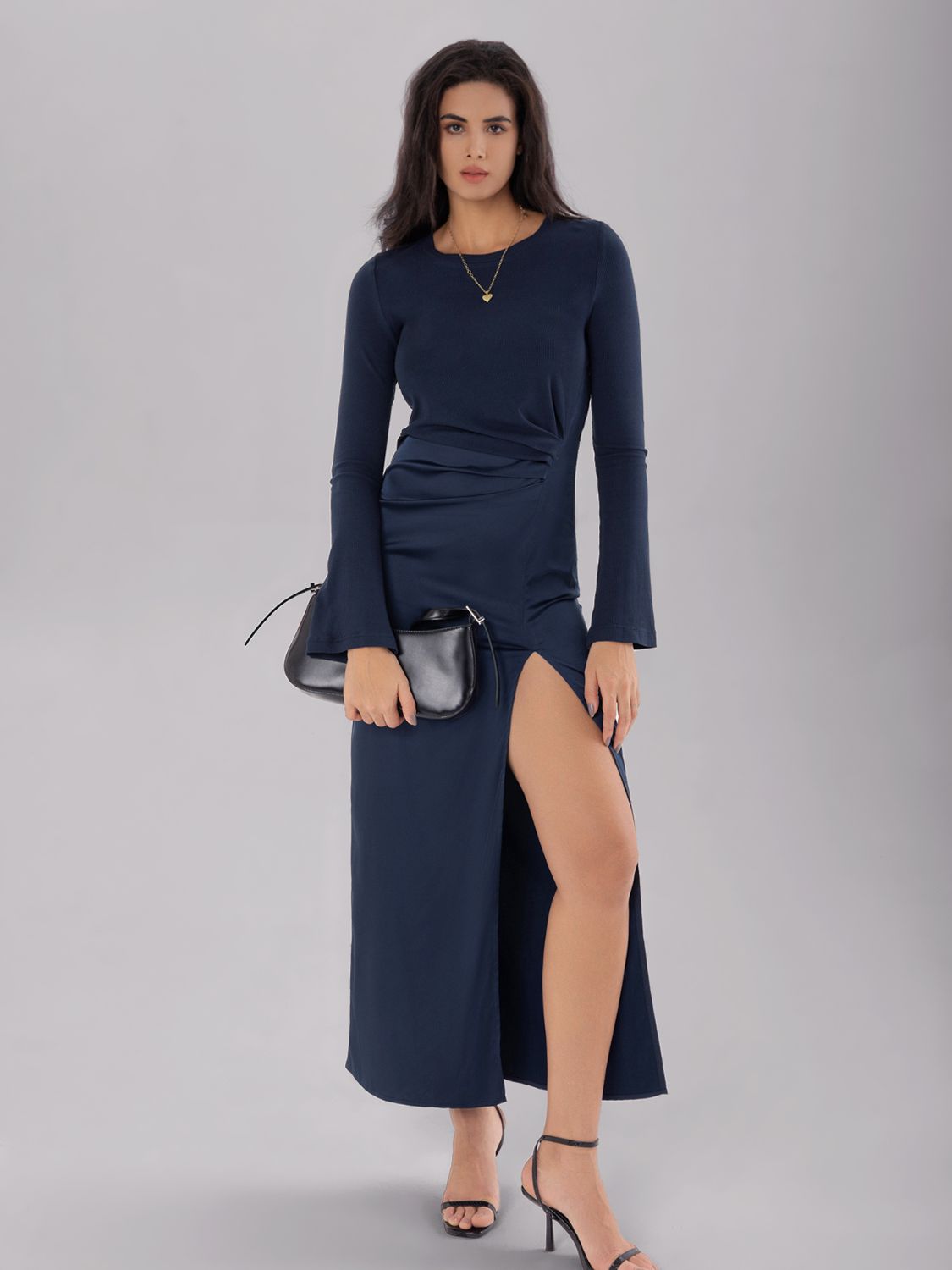 Geschlitztes, langärmliges Midikleid mit Rundhalsausschnitt