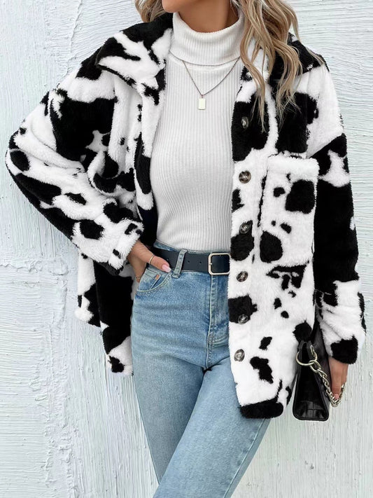 Flauschige Jacke mit Kragen und Knopfleiste im Kuh-Print