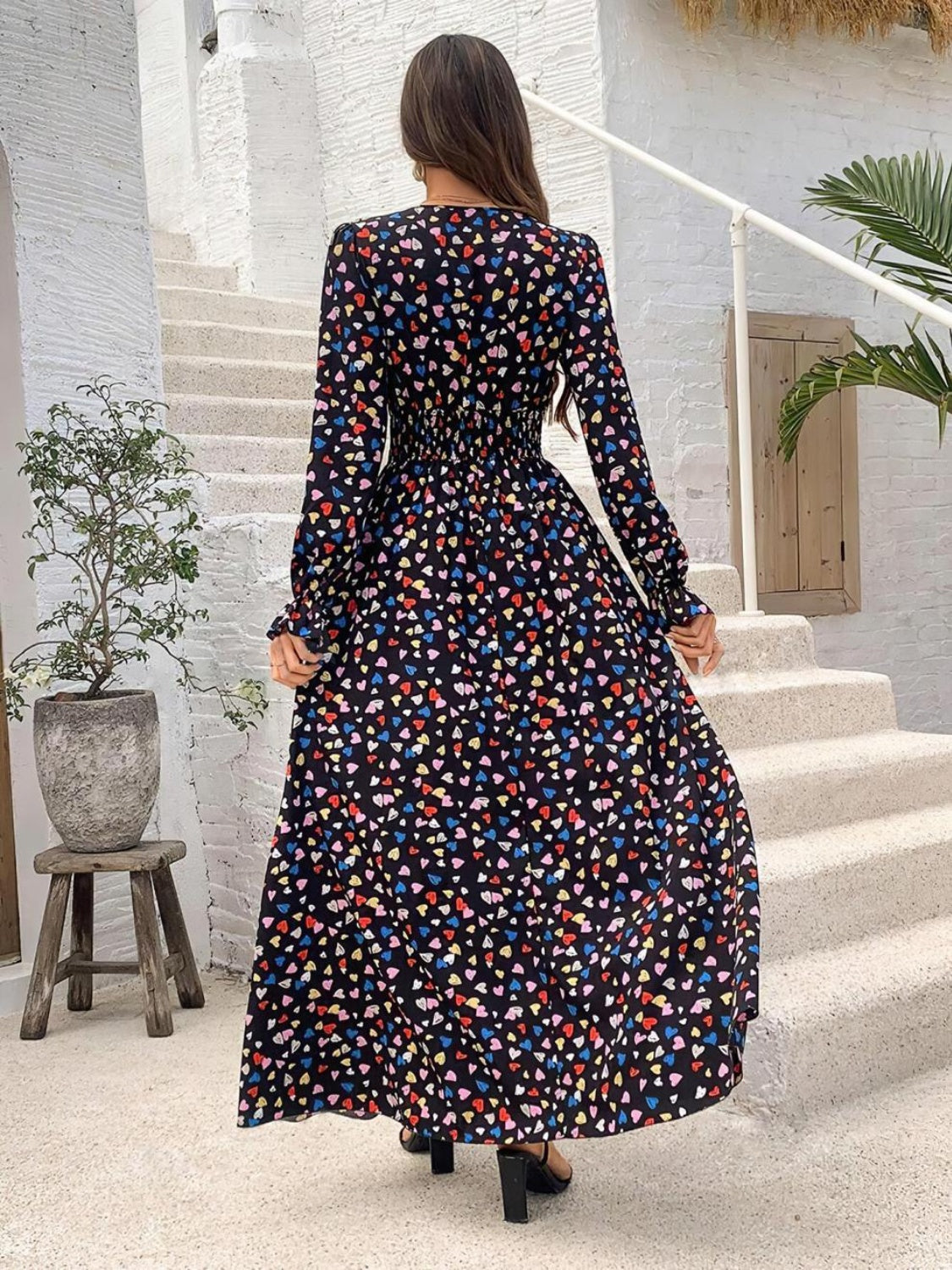 Gesmoktes, bedrucktes Kleid mit V-Ausschnitt und Volantärmeln