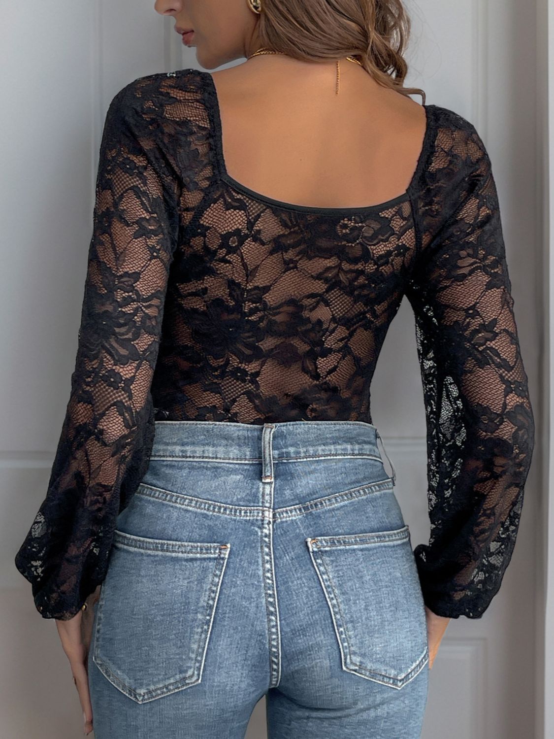 Perfee Spitzen-Bodysuit mit V-Ausschnitt und langen Ärmeln