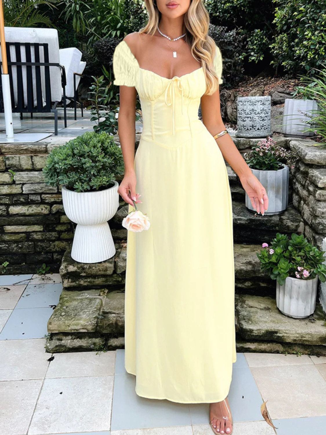 Devine Maxikleid mit Herzausschnitt und kurzen Ärmeln
