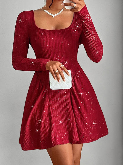 Rückenfreies, glitzerndes, langärmliges Minikleid mit quadratischem Ausschnitt