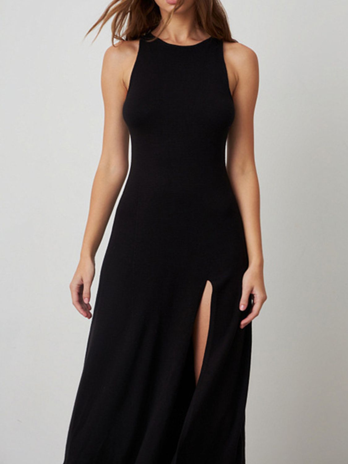 Ärmelloses Kleid mit seitlichem Schlitz und Rundhalsausschnitt