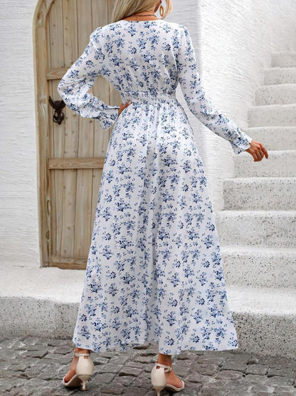 Gesmoktes, bedrucktes Kleid mit V-Ausschnitt und Volantärmeln