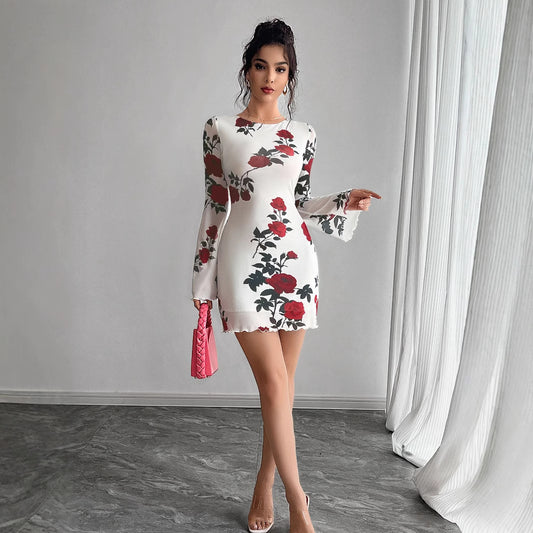 Rückenfreies, hauchdünnes Minikleid mit Glockenärmeln