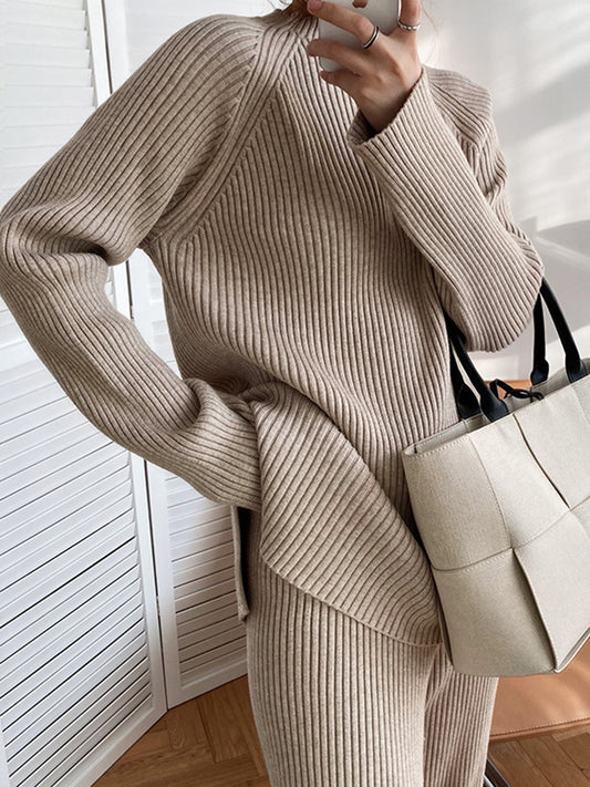 Set aus Oberteil mit Rollkragen und Raglanärmeln und Hose und Pullover