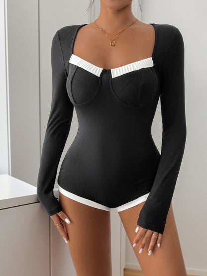 Perfee – Gerippter Body mit Kontrastärmeln