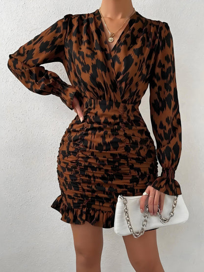 Gerüschtes, langärmliges Kleid mit Leopardenmuster