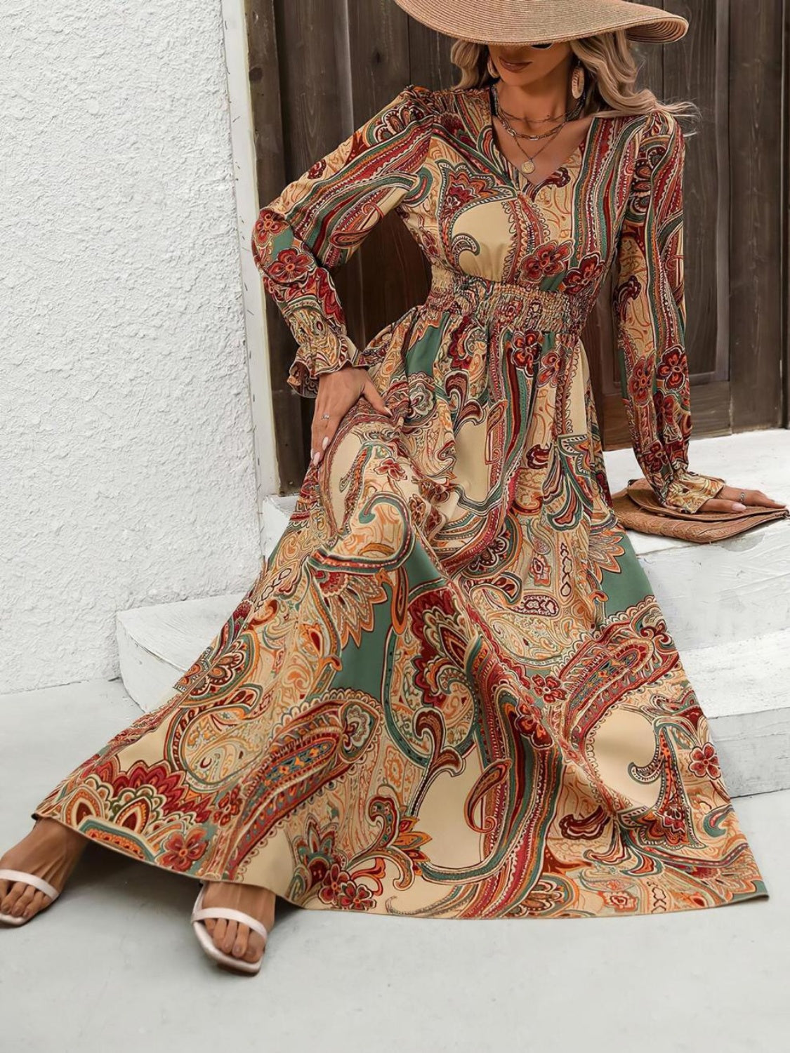 Gesmoktes, bedrucktes Kleid mit V-Ausschnitt und Volantärmeln