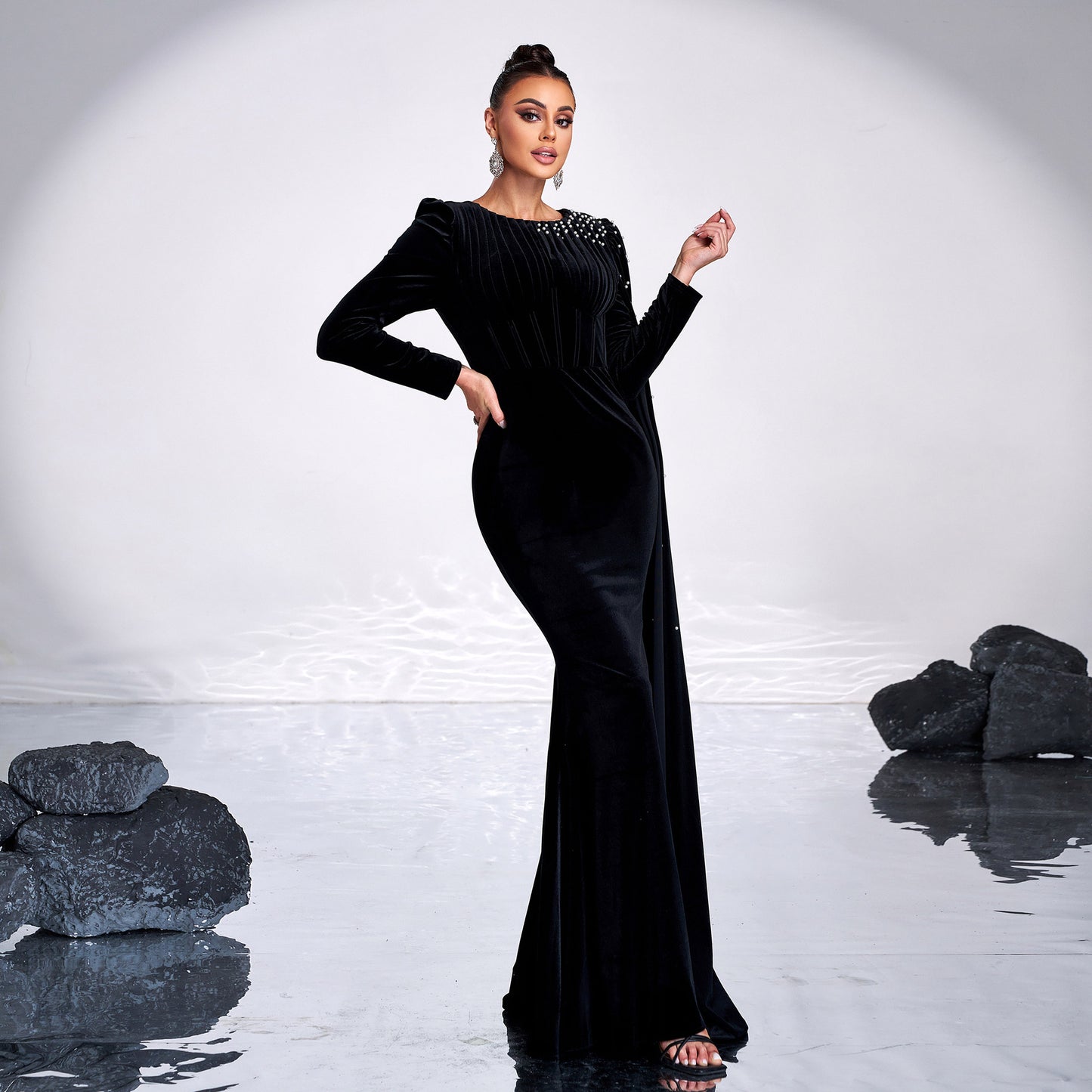 Samt-Abendkleid mit Rundhalsausschnitt und langen Ärmeln und Strass
