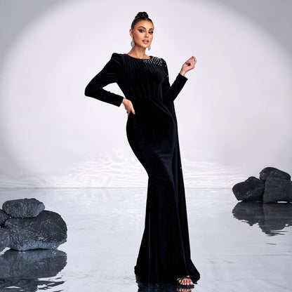 Samt-Abendkleid mit Rundhalsausschnitt und langen Ärmeln und Strass