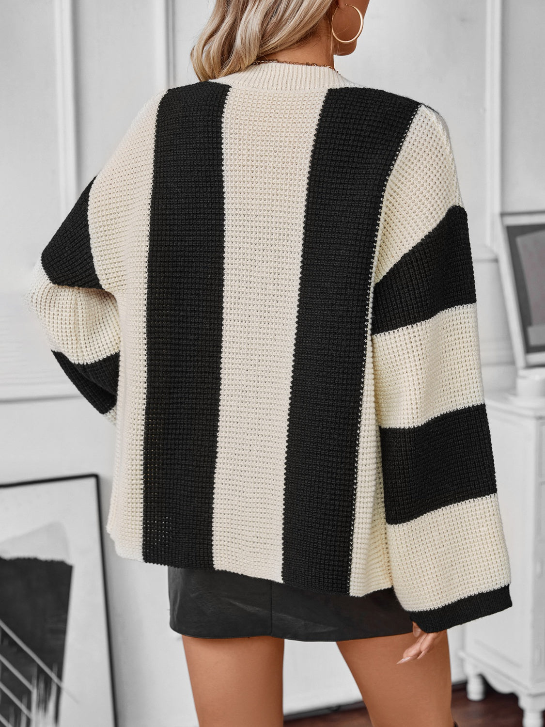 Gestreifte Strickjacke mit Waffelstrick und V-Ausschnitt sowie langen Ärmeln