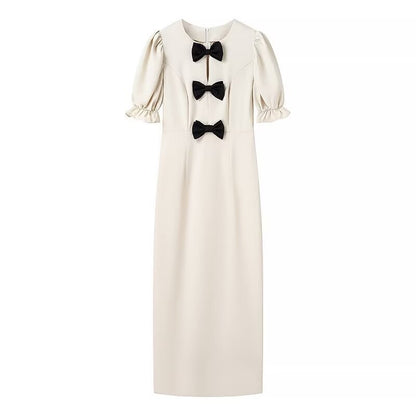 Einfarbiges Kleid mit Puffärmeln und Schleife