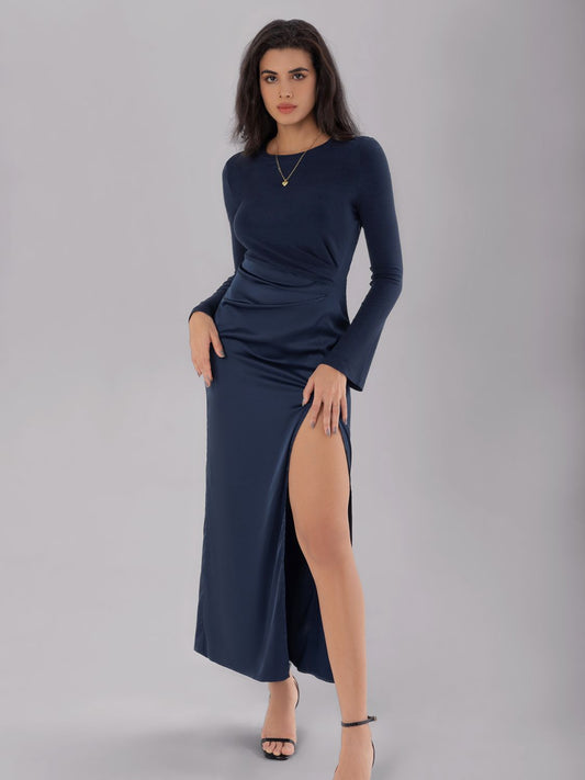 Geschlitztes, langärmliges Midikleid mit Rundhalsausschnitt