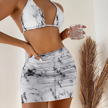 Dreiteiliger Bikini mit geteiltem Schnitt