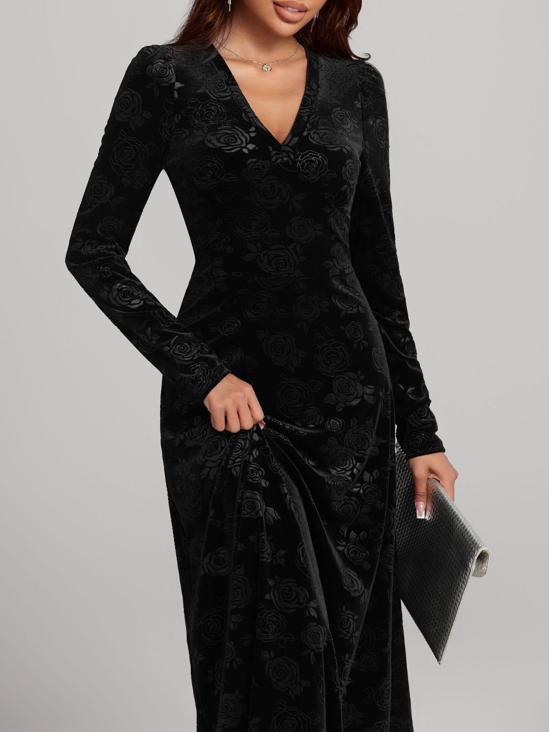Langärmliges Kleid mit V-Ausschnitt und Rosendruck