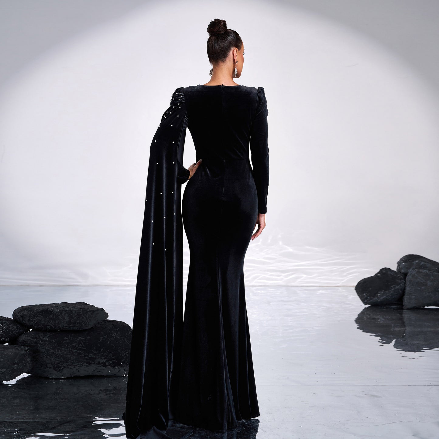 Samt-Abendkleid mit Rundhalsausschnitt und langen Ärmeln und Strass