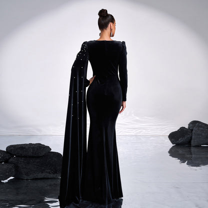 Samt-Abendkleid mit Rundhalsausschnitt und langen Ärmeln und Strass