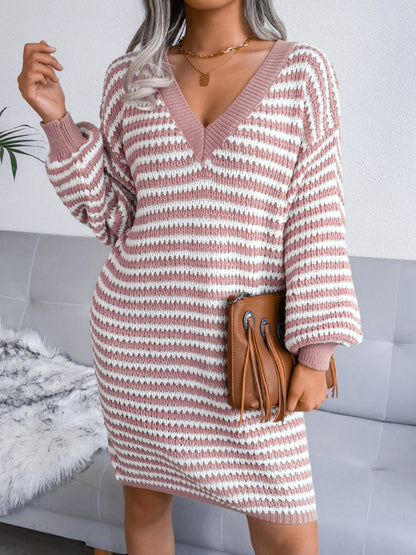 Gestreiftes Mini-Strickkleid mit V-Ausschnitt und langen Ärmeln
