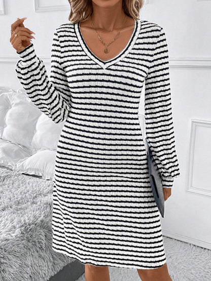 Gestreiftes Langarmkleid mit V-Ausschnitt